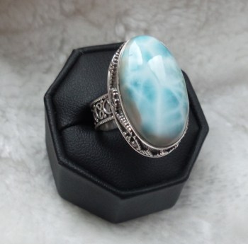 Zilveren ring met Larimar gezet in bewerkte setting 18 mm